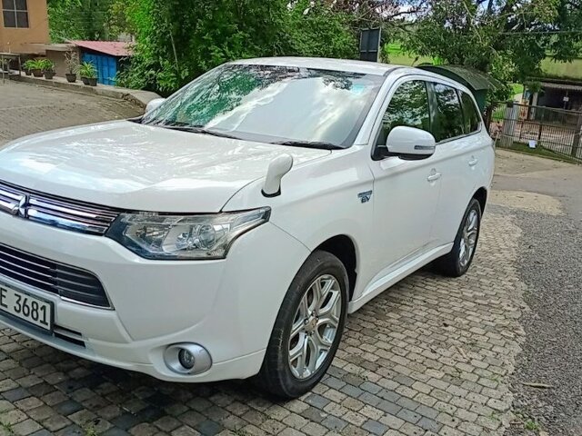 MITSUBISHI OUTLANDER PHEV(2014)