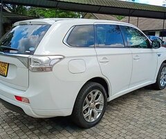 MITSUBISHI OUTLANDER PHEV(2014)