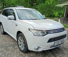 MITSUBISHI OUTLANDER PHEV(2014)