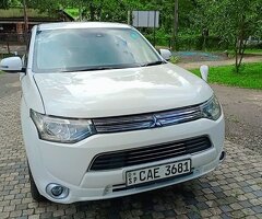 MITSUBISHI OUTLANDER PHEV(2014)